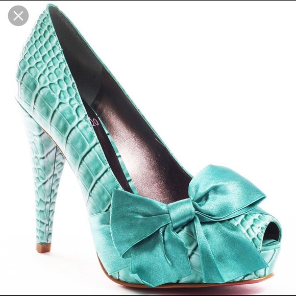 Paris Hilton Shoes - {sale} 4/$25 Paris Hilton Aqua blue heels
